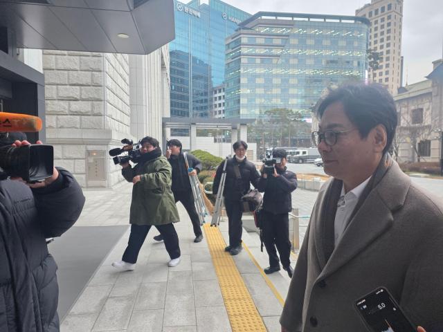 관봉권 띠지 분실 의혹을 수사하는 안권섭 특별검사팀이 19일 한국은행에 대한 수색 검증 영장을 집행했다 사진박종호 기자