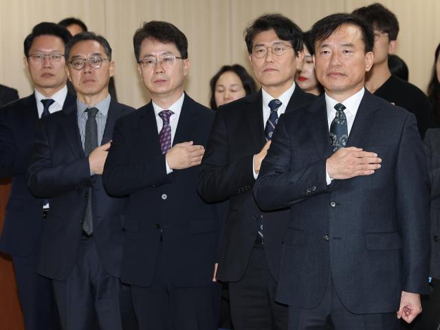  김종철 신임 방송미디어통신위원장오른쪽이 19일 과천시 정부과천청사 내 방미통위에서 열린 취임식에서 국기에 경례하고 있다 사진연합뉴스