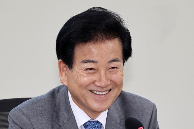 정동영 통일부 장관이 지난 12일 국회 의원회관에서 열린 동북아평화공존포럼 토론회에서 미소 짓고 있다 사진연합뉴스