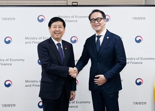 구윤철 부총리 겸 기획재정부 장관이 지난 18일 서울 종로구 정부서울청사에서 야수토 와타나베 아세안+3 역내 거시경제 조사기구AMRO 소장과 기념 촬영하고 있다사진기획재정부