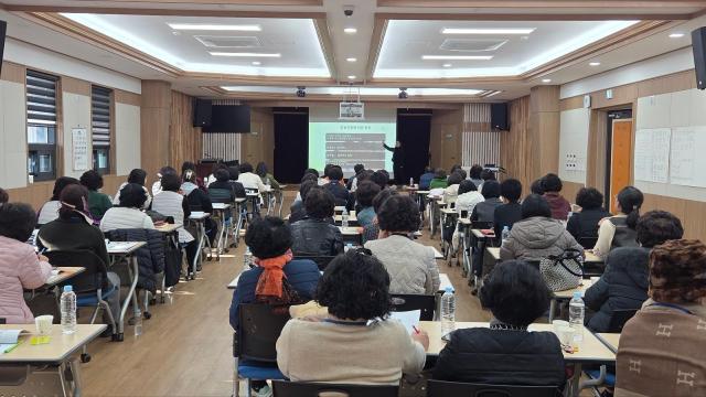합천노인통합지원센터는 지난 17일 노인맞춤돌봄서비스 종사자들을 대상으로 역량 강화 교육과 한 해 사업을 되돌아보는 평가회를 개최했다사진합천군