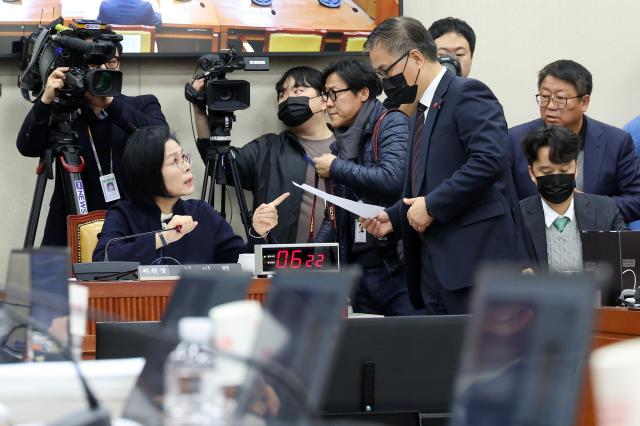 최민희 과방위원장과 국민의힘 간사인 최형두 의원이 16일 국회 과학기술정보방송통신위원회에서 열린 김종철 방미통위원장에 대한 인사청문회에서 논의하고 있다 사진연합뉴스