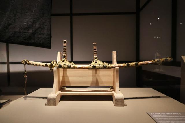 Gilt sword with phoenix motifs in mother-of-pearl AJP Han Jun-gu