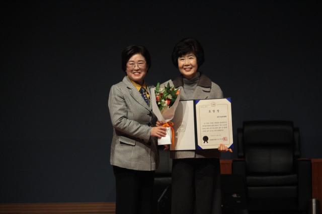 대구실버대학은 대구·경북 지역 어르신들이 참석해 대구실버대학 졸업식을 개최했으며 대구실버대학이 대구광역시의회 의장상 수상했다 사진대구실버대학