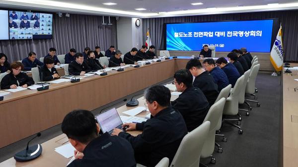 Unionized rail workers threaten indefinite strike again