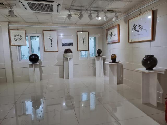 망상미술관 제2전시관동해보양온천컨벤션호텔 한국관2층에 전시된 작품들 사진이동원 기자