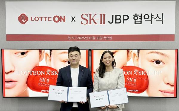 황형서 롯데온 마케팅부문 상무사진 왼쪽와 이민영 SK-II 코리아 총괄 매니저가 지난 18일 전략적 비즈니스 파트너십JBP 체결 후 기념사진을 촬영하고 있다 사진롯데온