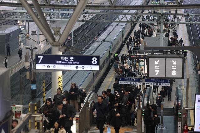 Unionized rail workers threaten indefinite strike again