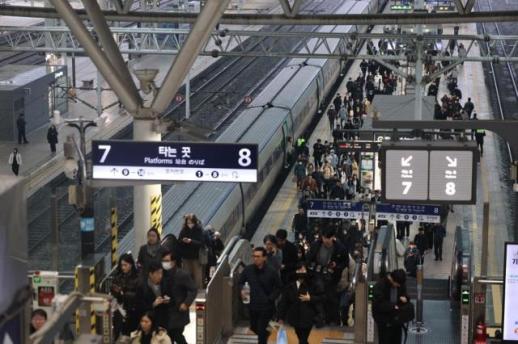 Unionized rail workers threaten indefinite strike again