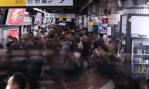 Nỗi ám ảnh mang tên đi làm xa của dân công sở Hàn Quốc