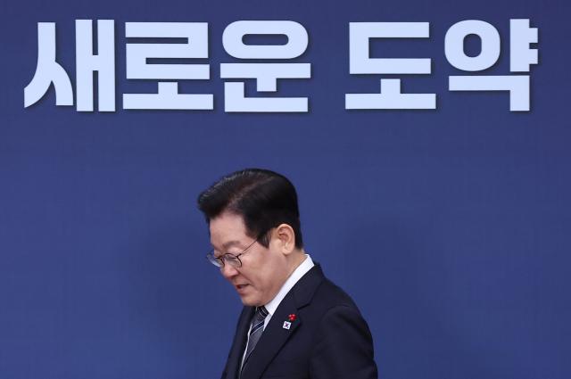 이재명 대통령이 19일 정부서울청사 별관에서 열린 법무부대검찰청·성평등가족부 업무보고에 입장하고 있다사진연합뉴스 