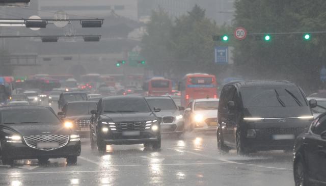 전국이 대체로 흐리고 비가 내리는 24일 서울광장 앞 도로에서 차량이 전조등을 켜고 주행하고 있다 사진연합뉴스