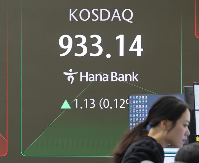 지난 4일 서울 중구 하나은행 딜링룸 현황판에 코스닥지수가 표시돼 있다 이날 코스닥은 장중 시가총액 500조원을 돌파했다 사진연합뉴스