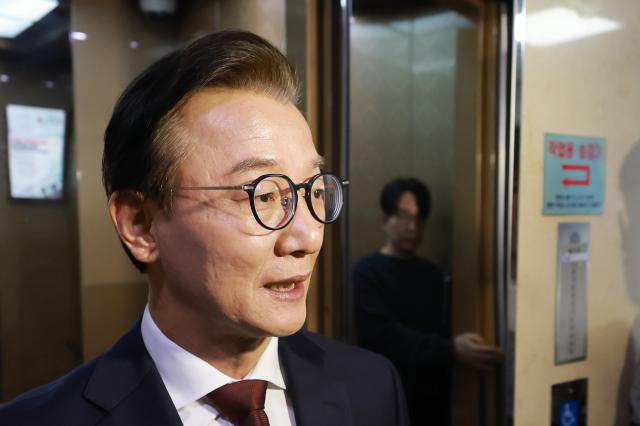 전재수 전 해양수산부 장관이 15일 국회의원회관 내 사무실에서 나오며 취재진 질문에 답하고 있다 경찰은 이날 정치권 인사들의 통일교 금품 수수 의혹과 관련해 첫 강제수사에 착수하며 전 전 장관 사무실을 압수수색했다사진연합뉴스