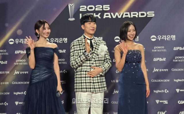 레드 카펫 인터뷰에서 손을 흔들고 있는 (왼쪽부터) 윤수빈 아나운서, 성승헌 캐스터, 배혜지 아나운서. [사진=류청빛 기자]