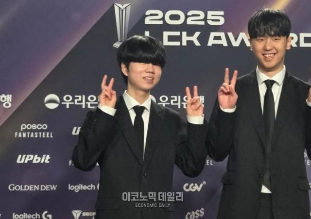 루키 오브 더 이어를 수상한 디아블 남대근 선수가운데가 앞서 레드 카펫 인터뷰에서 포즈를 취하고 있다 사진류청빛 기자