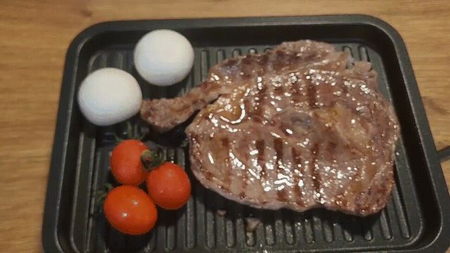 테팔의 미니 그릴 크기는 작지만 화력이 강력하고 잘 눌어붙지 않아 1인 식탁에서 따뜻한 요리를 즐기고 싶은 때 제격이다 영상조현미 기자