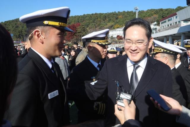 이재용 삼성전자 회장이 28일 오후 경남 창원시 진해구 해군사관학교 연병장에서 열린 제139기 해군·해병대 사관후보생 수료 및 임관식에서 장남 지호씨 신임 소위를 격려하고 있다 사진연합뉴스