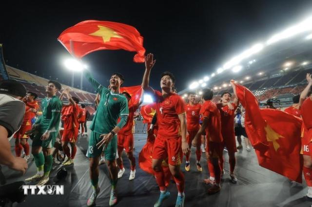 승리 후 베트남 국기를 흔들고 있는 선수들 사진베트남 통신사