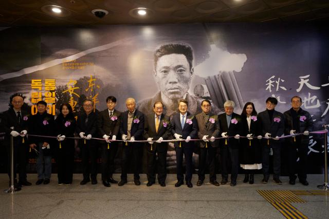 20일 오후 경기도박물관에서 열린 광복 80주년 기념 “안중근 의사 특별전” 개막에서 김동연 경기도지사가 인사말을 하고 있다 사진경기도