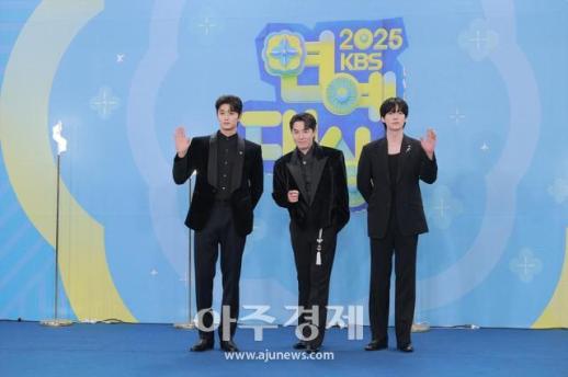 [포토] 포즈 취하는 가는정오는정이민정 팀 (2025 KBS 연예대상)