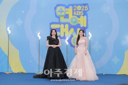 [포토] 포즈 취하는 은가은·효정(2025 KBS 연예대상)