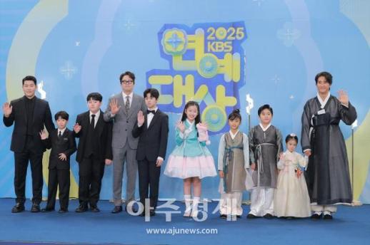 [포토] 포즈 취하는 공부와 놀부 팀 (2025 KBS 연예대상)