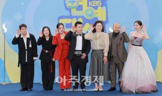 [포토] 포즈 취하는 사장님 귀는 당나귀 귀 팀 (2025 KBS 연예대상)