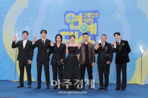 [포토] 포즈 취하는 개는 훌륭하다 팀 (2025 KBS 연예대상)