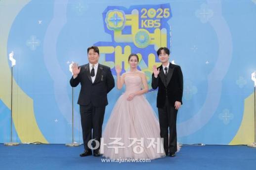 [포토] 포즈 취하는 문세윤·이민정·이찬원 (2025 KBS 연예대상)