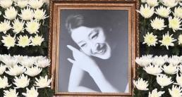 연극인 윤석화 빈소에 추모 발길…문화훈장 추서 추진