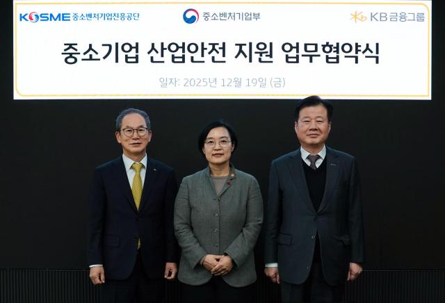 19일 여의도 KB국민은행 신관에서 진행된 중소기업 산업안전 지원 업무협약식에서 양종희 KB금융그룹 회장왼쪽부터 한성숙 중소벤처기업부 장관 강석진 중소벤처기업진흥공단 이사장이 기념촬영을 하고 있다 사진KB금융그룹