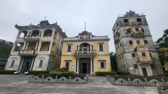 중국 광둥성 장먼시 카이핑의 리위안 당시 화교들이 지은 중서합벽 스타일의 건축물을 볼 수 있다 맨 왼쪽 건물이 전형적인 댜오러우 건축물이다 사진배인선 기자