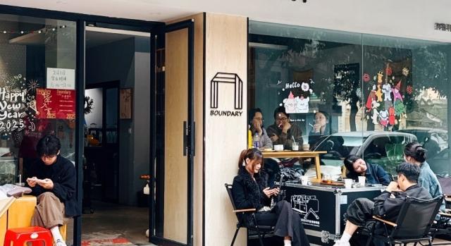 장먼 곳곳에서 카페를 찾아볼 수 있다 