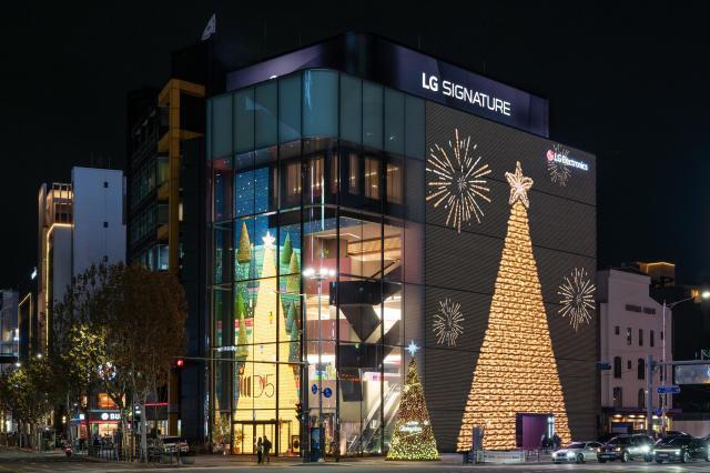 LG전자가 서울 강남구 도산대로에 위치한 ‘LG전자 플래그십 D5’ 외벽에 크리스마스 맞이 영상 콘텐츠를 상영한다 사진LG전자 