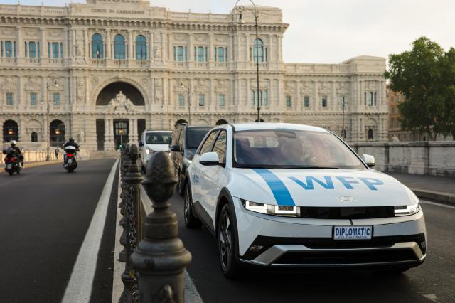 현대차는 UN 소속의 식량위기 대응 기구인 세계식량계획WFP World Food Programme에 아이오닉 5 차량 8대와 충전 인프라를 기증했으며 기증 차량들이 구호 현장에서 활약하는 모습을 통해 기후위기 대응에 대한 공감대를 형성하는 영상을 공개했다고 21일일 밝혔다
