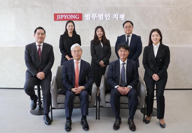 앞줄 좌측부터 반시계 방향 지평 이한길 변호사 최병문 변호사보험팀장 배성진 변호사 임호산 변호사 배기완 변호사 황예인 변호사 김소연 변호사 사진법무법인 지평