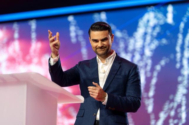 18일현지시간 보수 논객 벤 셔피로가 찰리 커크 사망 이후 처음 열리는 아메리카페스트 2025 행사에서 연단에 오르고 있다 사진로이터연합뉴스