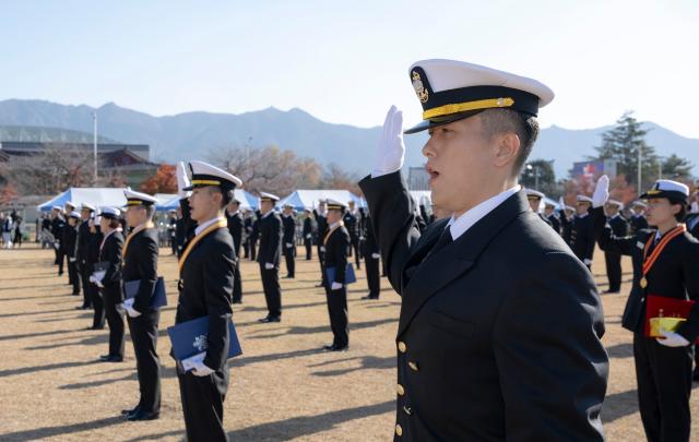 지난달 28일 경남 창원시 진해구 해군교육사령부에서 열린 제289기 부사관 후보생 수료 및 임관식에서 선서하고 있다 사진연합뉴스