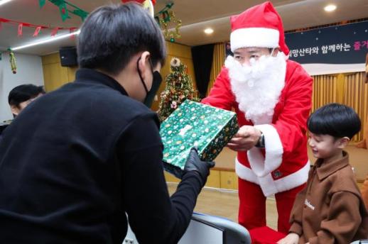 LG유플러스, 영락보린원서 희망산타 나눔 활동… 홍범식 사장이 산타로 변신