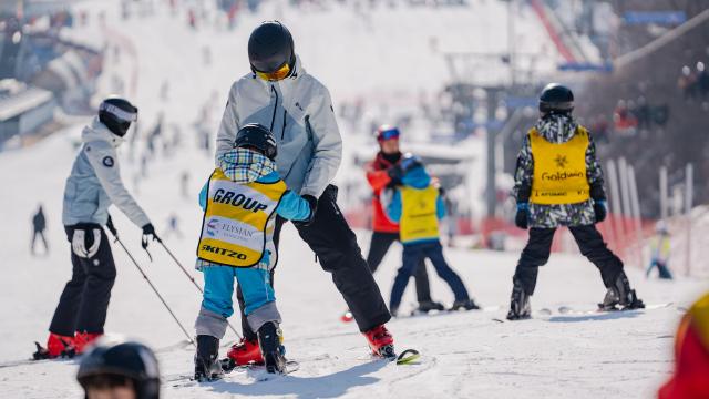 엘리시안 강촌을 찾은 어린이들이 스키 강습을 받고 있다 사진엘리시안 강촌