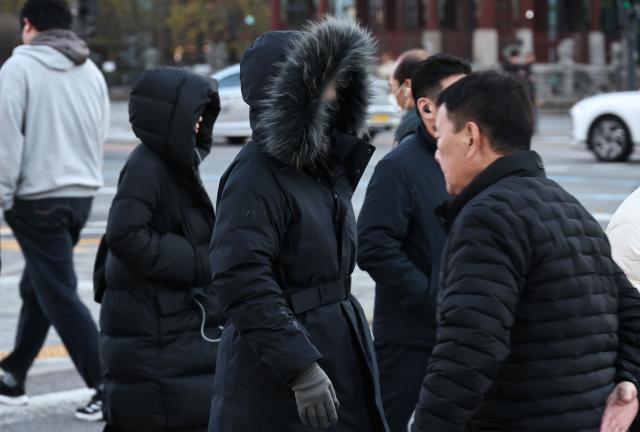 서울 종로구 광화문 세종대로사거리에서 출근길 시민들이 발걸음을 옮기고 있다 사진연합뉴스