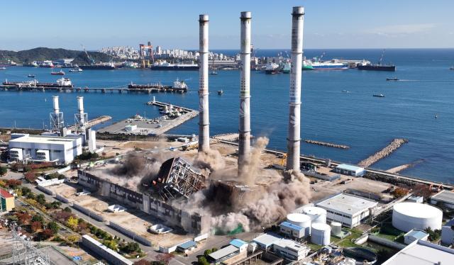 울산화력발전소 보일러 타워 붕괴 사고 엿새째인 지난달 11일 오전 발전소 보일러타워 4호기 6호기가 발파 해체 되고 있다 사진연합뉴스