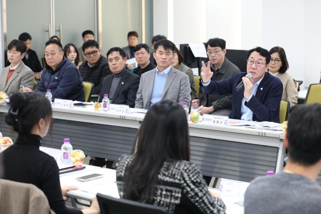 정명근 화성특례시장이 동탄2 입주자대표 회장단 협의회와  2025년 4분기 소통간담회에서 LH의 일방적인 동탄역 업무지구 사전공고에 대하여 규탄하고 있다 사진화성시