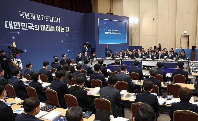 산업부·지식재산처·중소벤처기업부가 17일 정부세종컨벤션센터에서 이재명 대통령에게 업무보고를 하고 있다. [사진=연합뉴스]