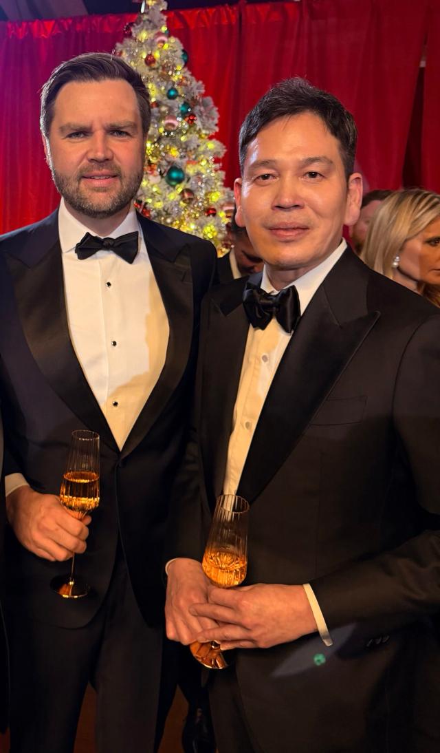 Shinsegae Chairman Chung steps up US outreach, meets Trump Jr., AI and media leaders