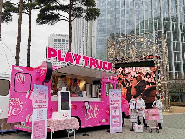 서울시 송파구 신청동에 위치한 잠실 월드파크 야외광장에 설치된 플레이 팝업 트럭 모습 사진롯데백화점