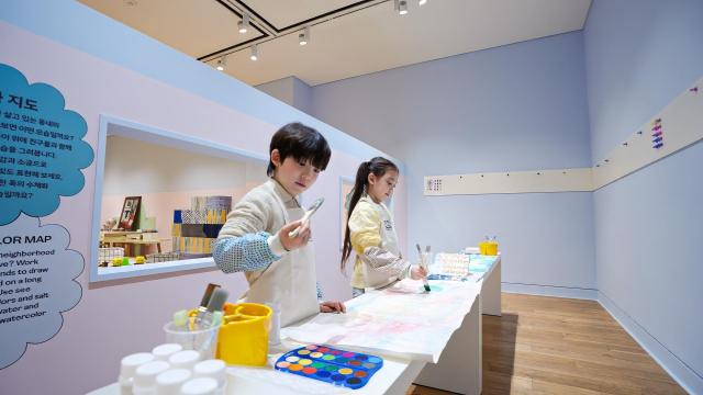 어린이들이 21일 경기도 성남시 현대백화점 판교점 5층 현대어린이책미술관에서 ‘생각 수장고’ 전시를 관람하고 있다 사진현대백화점