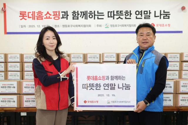 김민아 롯데홈쇼핑 커뮤니케이션팀 팀장왼쪽이 지난 19일 서울 영등포구청에서 조영철 영등포구사회복지협의회 사무국장에게 팥죽 백설기 달력으로 구성된 ‘나눔 꾸러미’를 전달한 뒤 기념 촬영하고 있다 사진롯데홈쇼핑