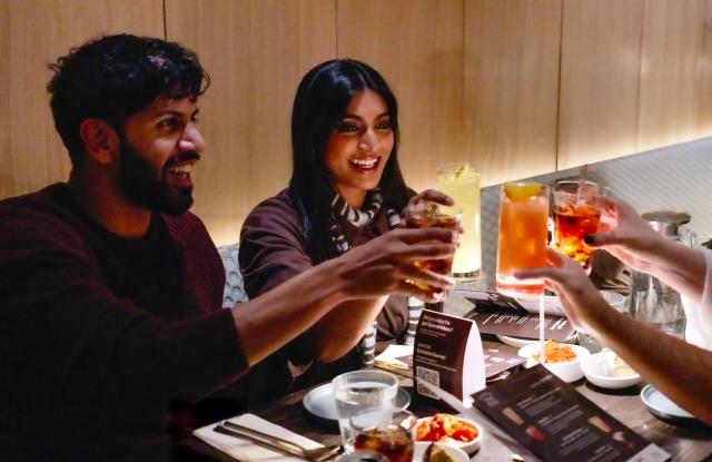 미국 뉴욕 맨해튼에 위치한 호족반에서 현지 소비자들이 전통주 칵테일을 즐기고 있다 사진CJ제일제당